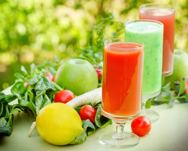 Healthy smoothie and juices — Stock Photo, Image