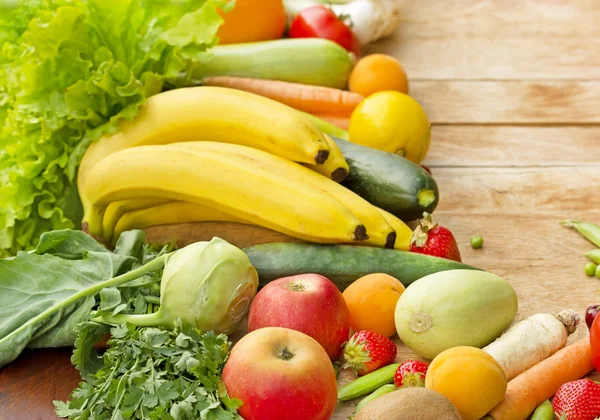 Φρέσκα βιολογικά φρούτα και λαχανικά — Φωτογραφία Αρχείου