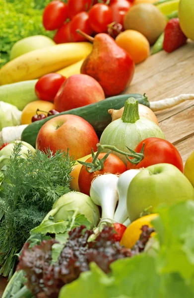 Frutas e produtos hortícolas orgânicos frescos — Fotografia de Stock