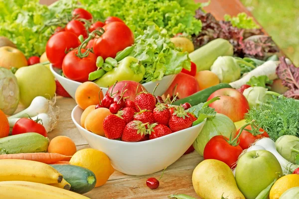 Ekologické ovoce a zelenina — Stock fotografie