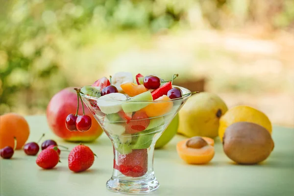 Salada de frutas preparada com frutas orgânicas — Fotografia de Stock