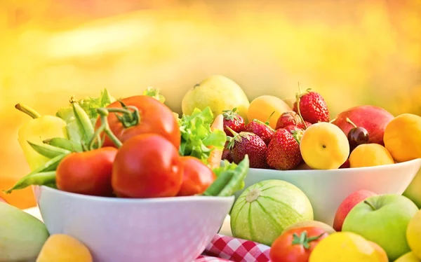 Biologische groenten en fruit in een kommen — Stockfoto