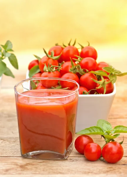El jugo de tomate - el tomate exprimido (la bebida sana ) — Foto de Stock