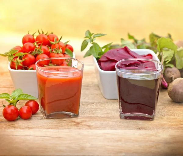 Succo di pomodoro e succo di barbabietola — Foto Stock