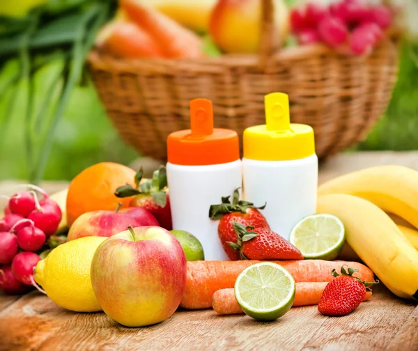 Verse, natuurlijke vitamines uit groenten en fruit — Stockfoto