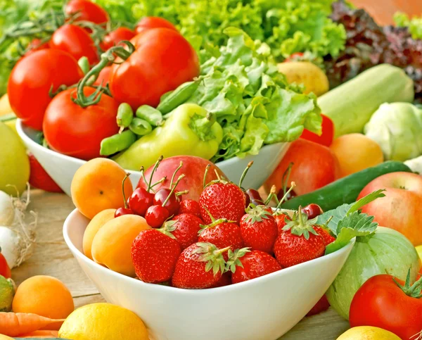 Frutas e produtos hortícolas orgânicos frescos em taças — Fotografia de Stock