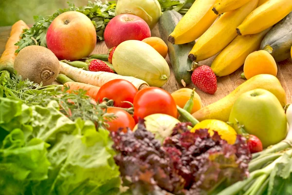 Ekologiska frukter och grönsaker på ett bord — Stockfoto