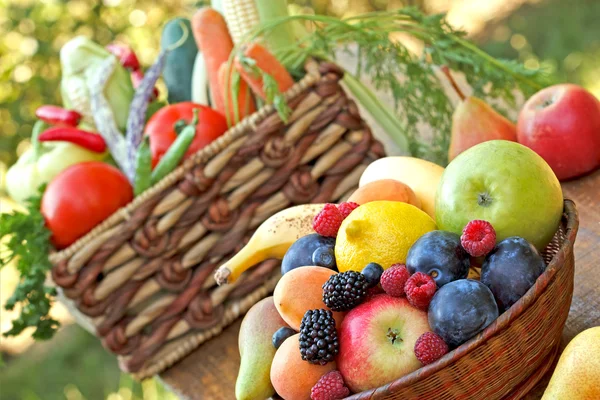 水果和蔬菜在柳条篮子里 — 图库照片