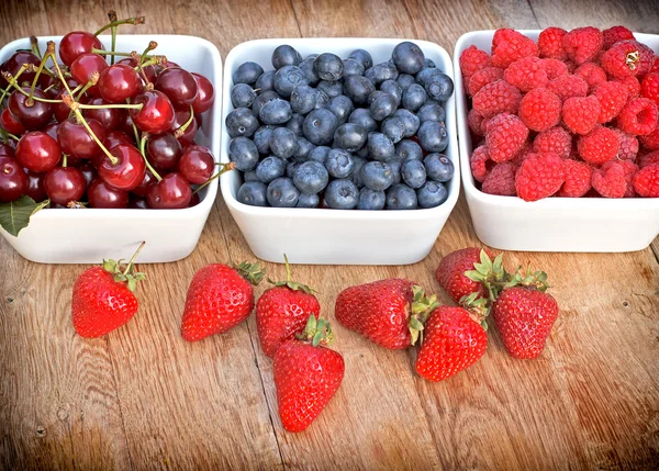 Organic berry fruits — Stock Photo, Image