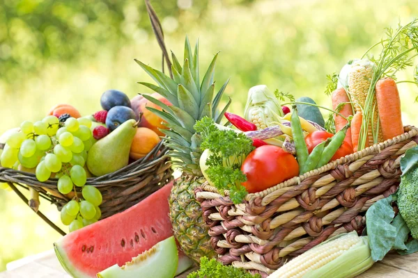 各种新鲜的有机水果和蔬菜 — 图库照片