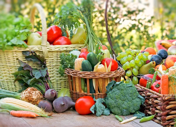 Fruits and vegetables in wicker baskets — Stock Photo, Image