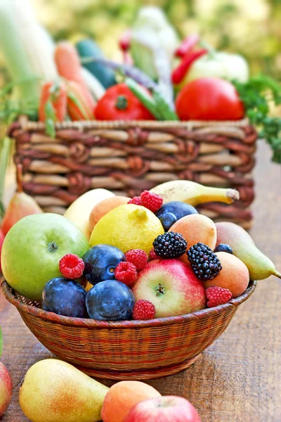 Frisches Bio-Obst und -Gemüse — Stockfoto