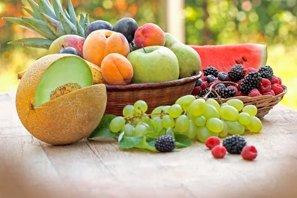 Сезонные фрукты - летние плоды — стоковое фото