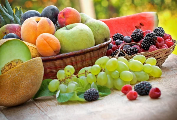 Seizoensgebonden fruit - zomer fruit — Stockfoto