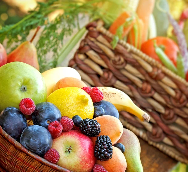 Alimento saludable: alimento orgánico (frutas frescas) ) — Foto de Stock