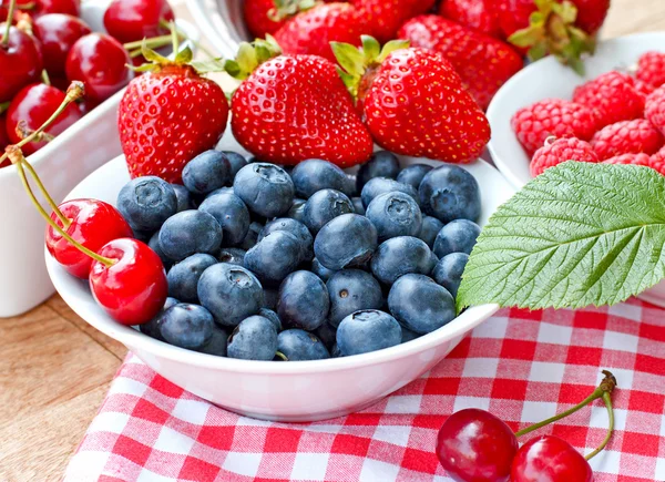 Färska ekologiska bär frukt - starka antioxidanter — Stockfoto