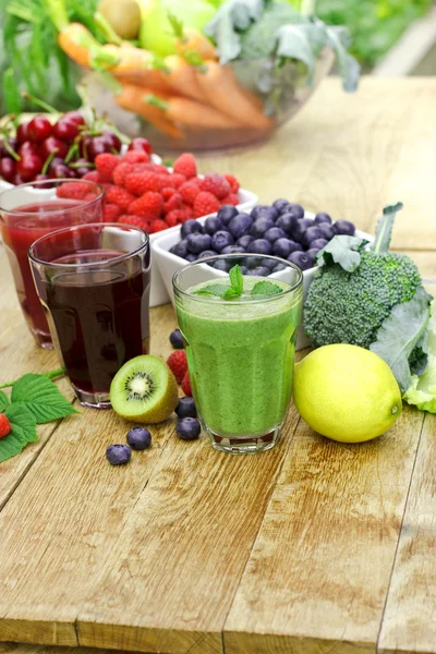 Bebidas saudáveis de frutas e legumes orgânicos — Fotografia de Stock