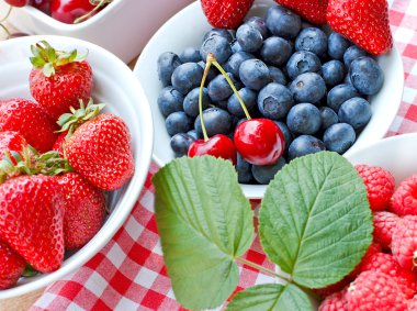 taze organik berry meyve - güçlü antioksidanlar