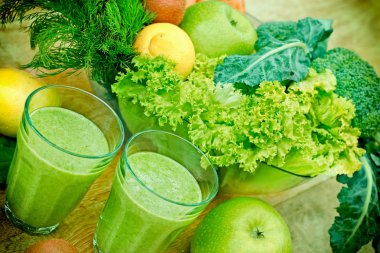 Yeşil smoothie (organik güler yüzlü)