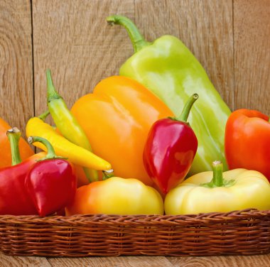 hasır sepet içinde organik biber