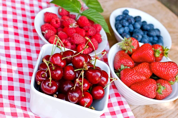 Fresh berry fruits (organic berry fruits) — Stock Photo, Image