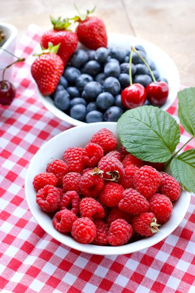 Fruits frais aux baies biologiques - antioxydants puissants — Photo