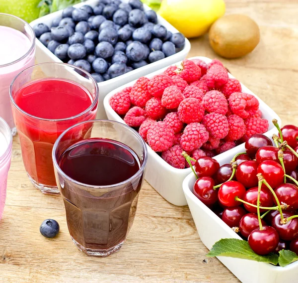 Bebidas saludables y frutas de bayas — Foto de Stock