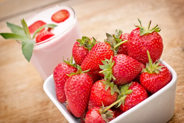 Organic strawberries and strawberry yogurt — Stock Photo, Image