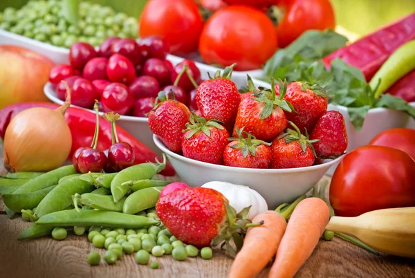 Taze organik meyve ve sebzeler. — Stok fotoğraf