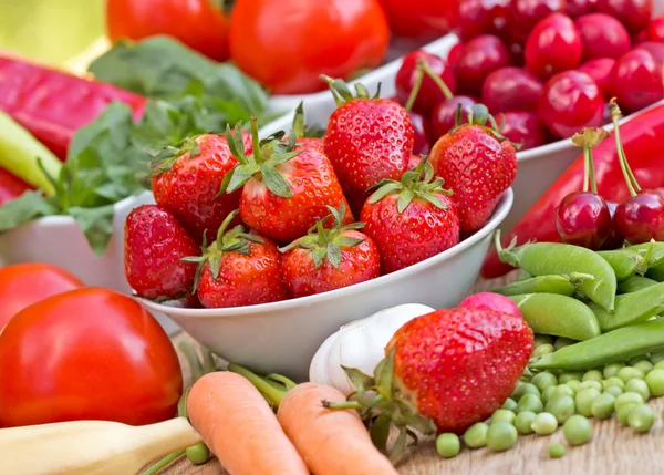 Fruits et légumes frais biologiques — Photo