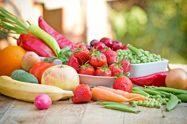 Organic fruits and vegetables — Stock Photo, Image