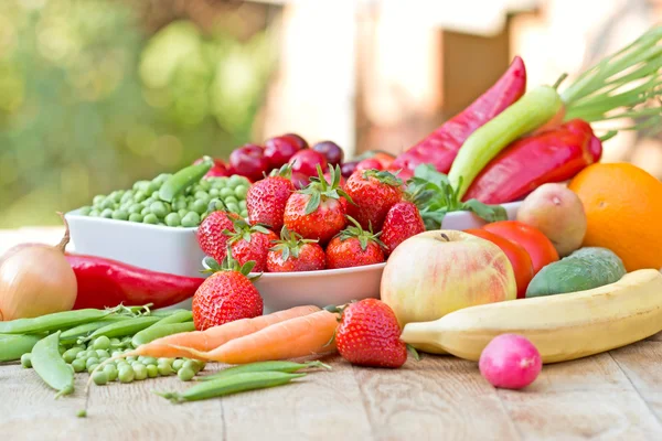 Healthy food - organic fruits and vegetables — Stock Photo, Image