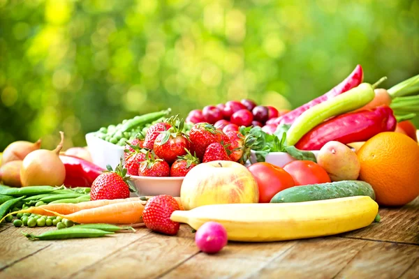 Healthy food - organic fruits and vegetables — Stock Photo, Image