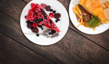 Böğürtlenli kek, kırsal ahşap masada kremalı meyveli kek.