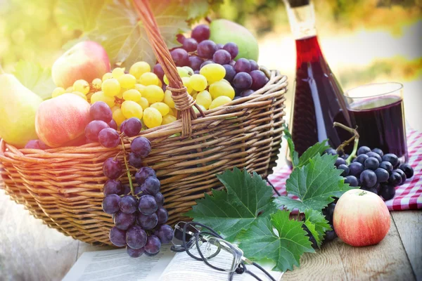 Herbstlese - Trauben und Rotwein — Stockfoto