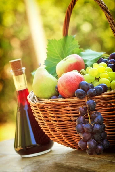 Red wine and grapes — Stock Photo, Image