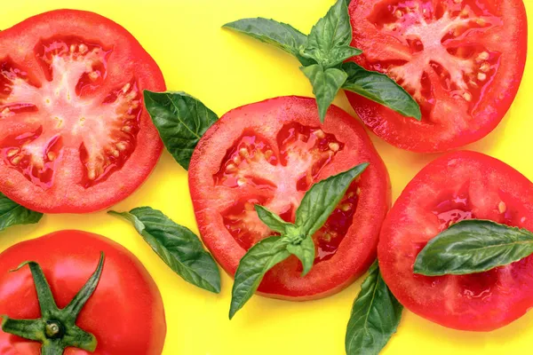 Pomidor Plasterkach Pomidory Bazylia Bliska — Zdjęcie stockowe
