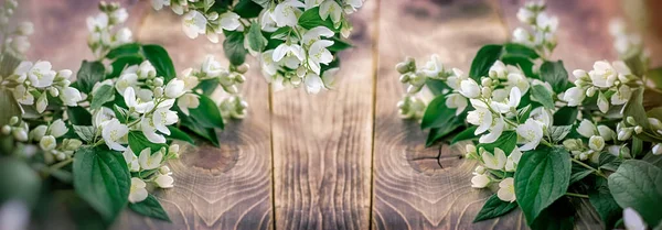 Schöne Duftende Weiße Blüten Jasminblüte Auf Rustikalem Tisch — Stockfoto