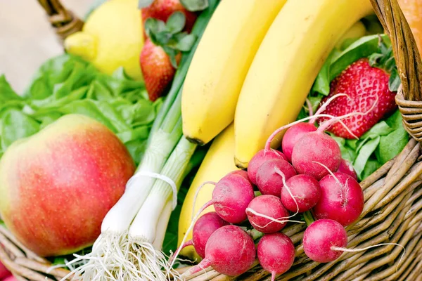健康食品 パンデミック Covid と長い冬の後 私たちの体はバスケットで私たちの健康 果物や野菜を回復するためにビタミンやミネラルでいっぱいの健康的で新鮮な食べ物が必要です — ストック写真