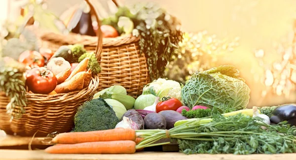 Legumes Orgânicos Frescos Cesta Vime Mesa — Fotografia de Stock