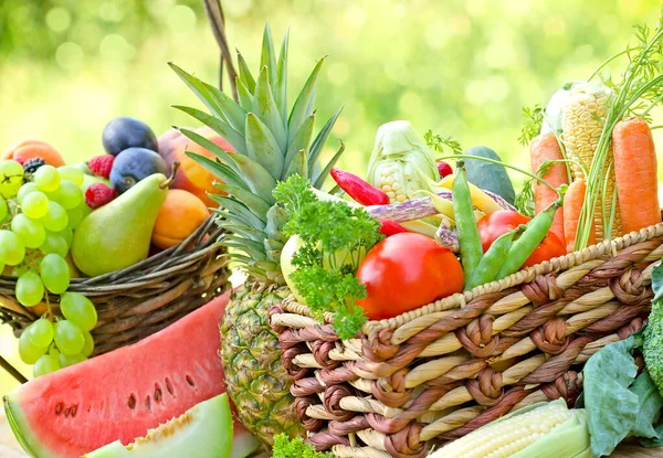 Comida Saludable Dieta Vegetariana Frutas Verduras Orgánicas Canasta Sobre Mesa Imagen De Stock