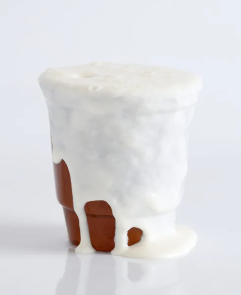 Kil bardaktan Curdled süt döktü