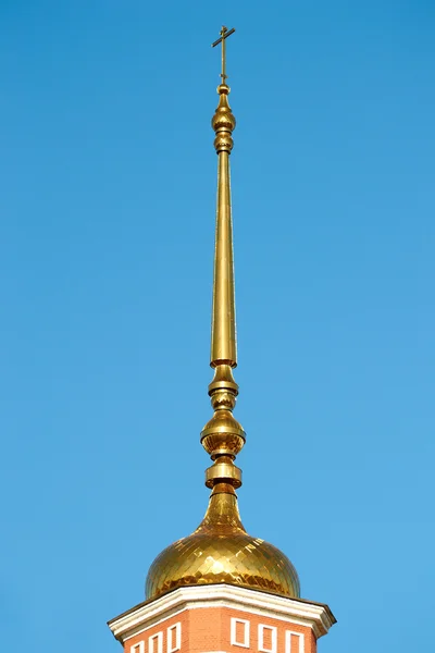 Espigão e cruz de igreja ortodoxa — Fotografia de Stock