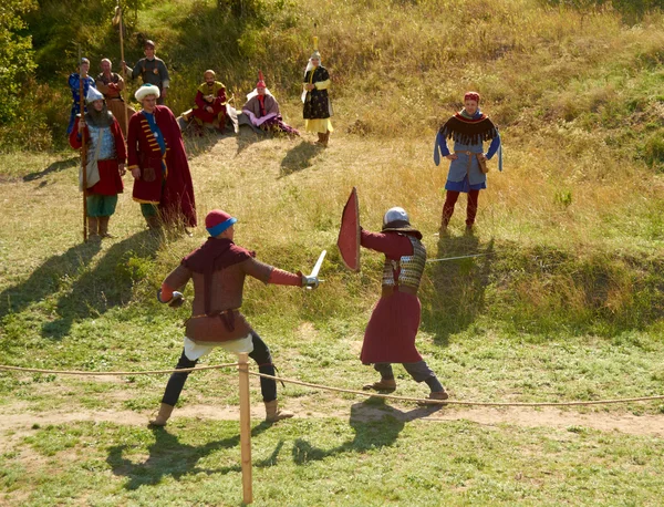 Dos guerreros luchando con espadas . — Foto de Stock