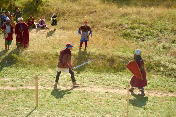 Dos guerreros luchando con espadas . — Foto de Stock