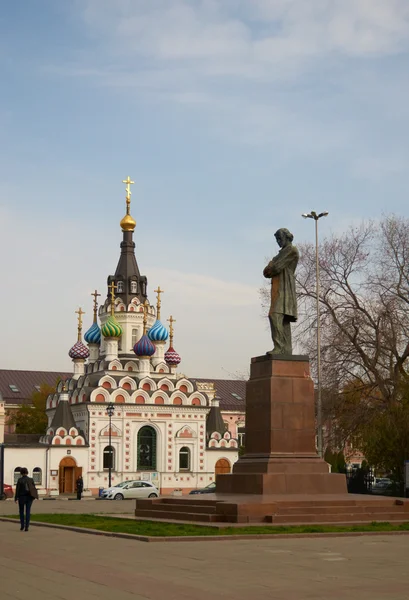 Памятник Чернышевскому и часовня . — стоковое фото