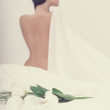 çiçekli beyaz bir yatak üzerinde duygusal bir kadın portresi