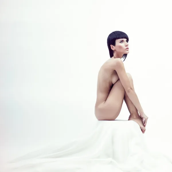 Mujer sentada hermosa desnuda en habitación blanca — Foto de Stock