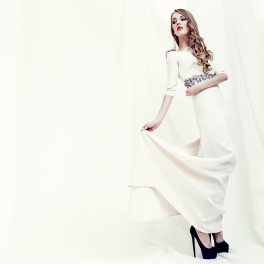 Beyaz elbiseli şehvetli bir kızın moda portresi.