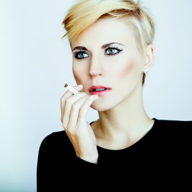 bir sigara ile şehvetli kız